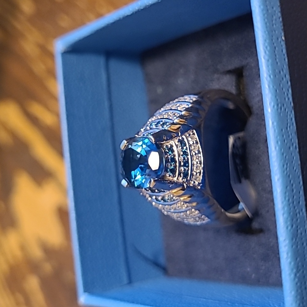 10 KT 2.17 carat blue topaz. White and blue diamond Pyramid ring